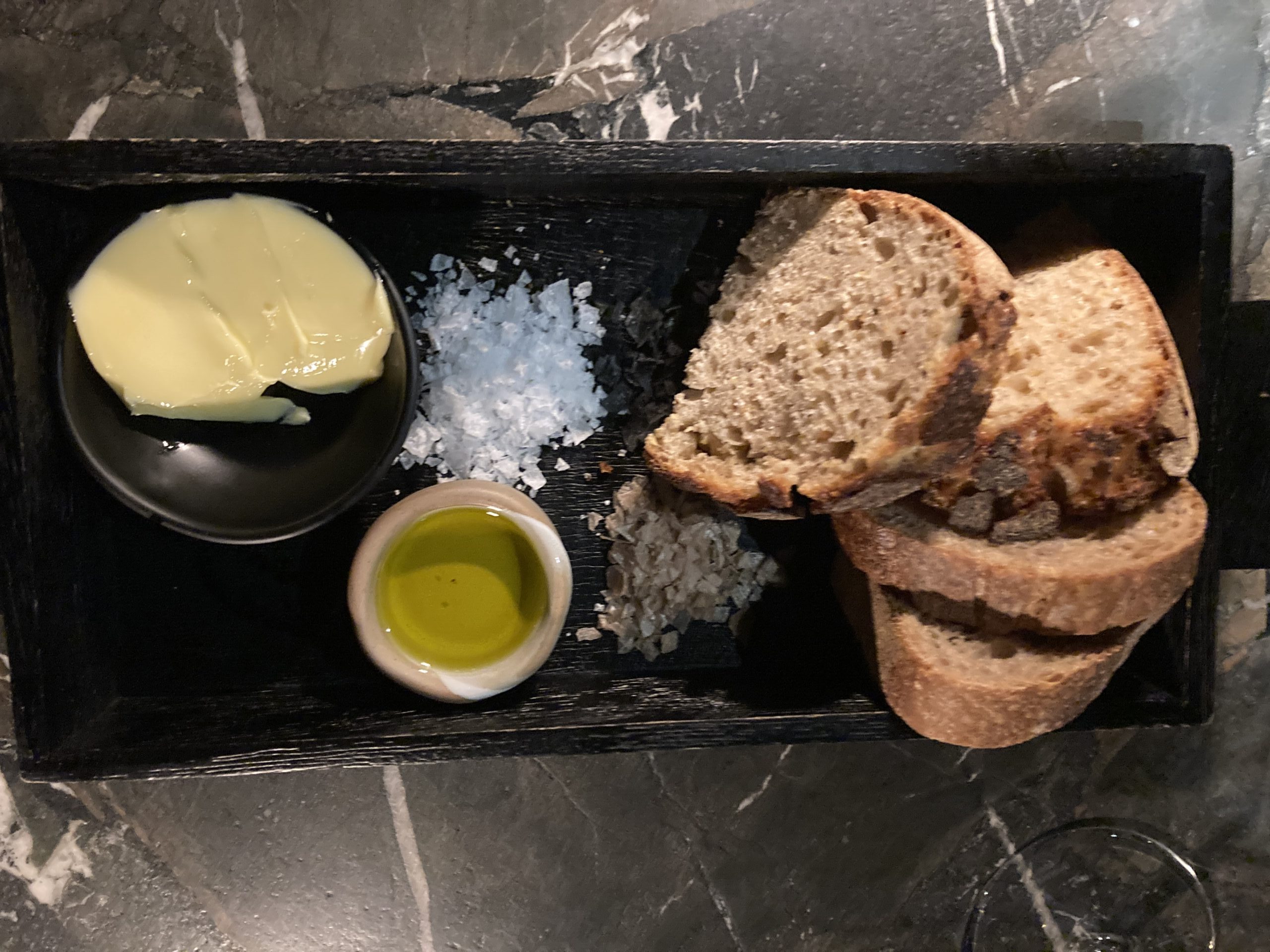 Unt și pâine în experiența fine dining MOSH