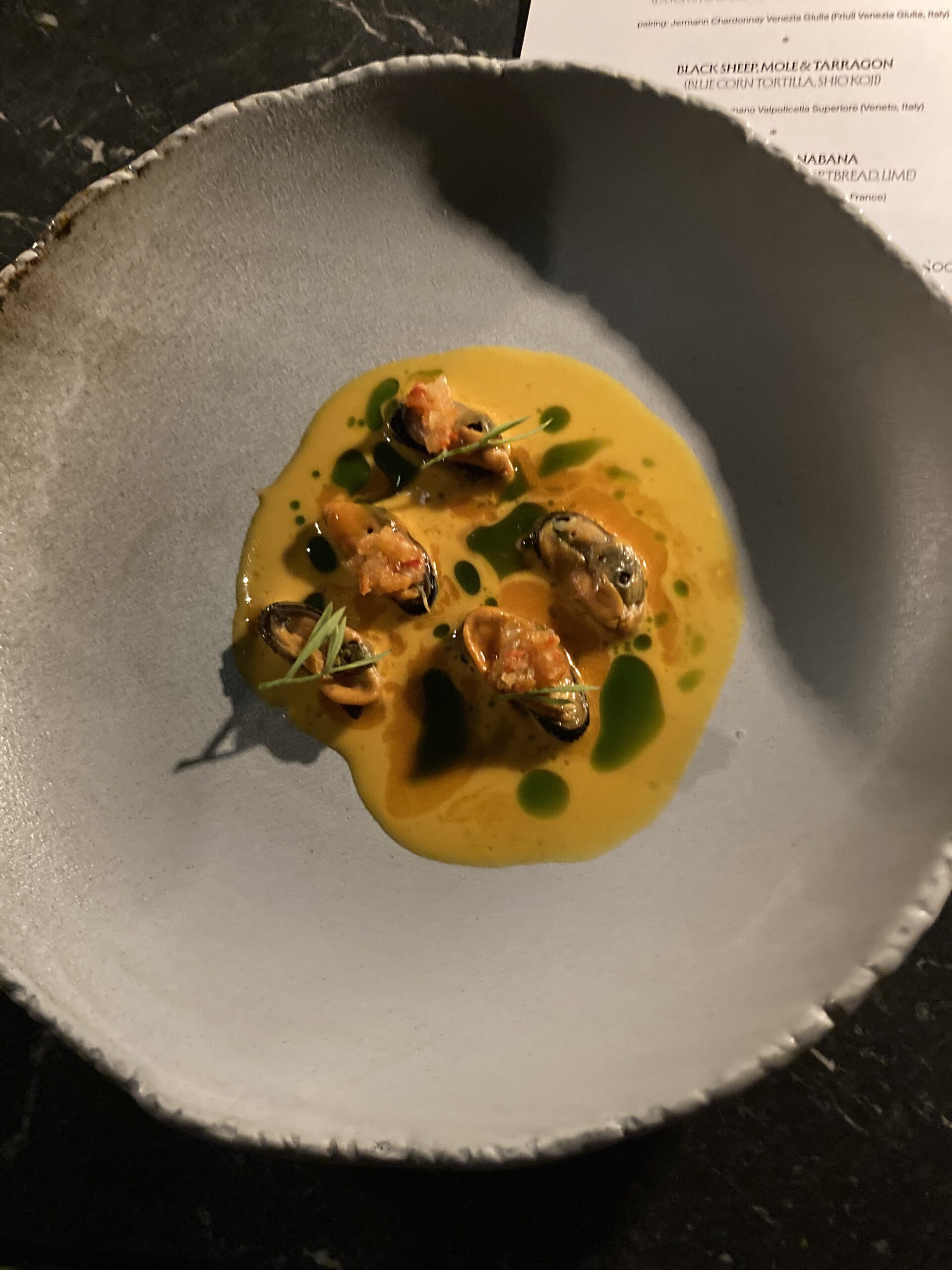 Midii cu kimchi și cătină – meniul MOSH by Roy Cáceres