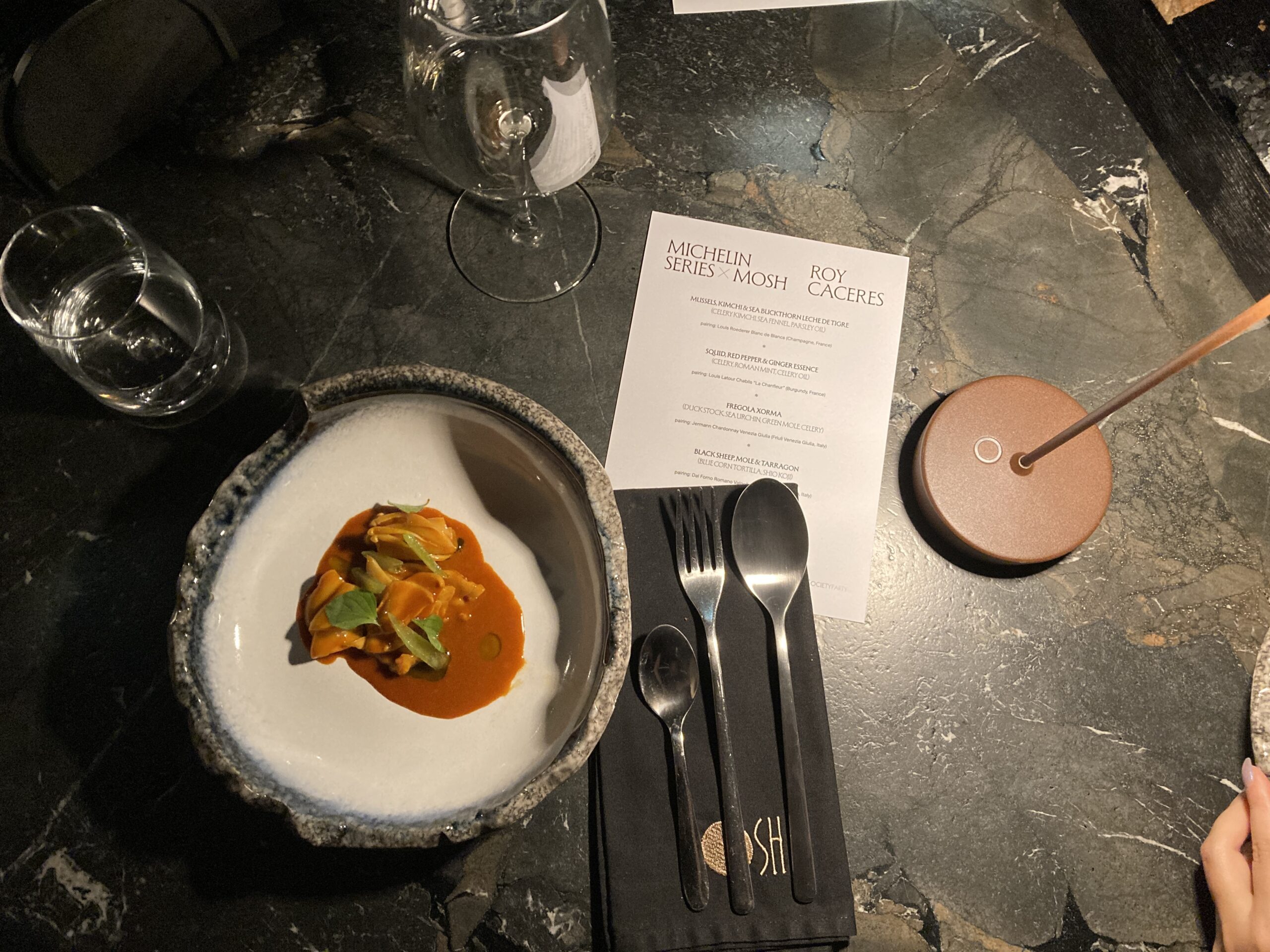 calamar cu ardei roșu și ghimbir în meniul Roy Cáceres la MOSH București