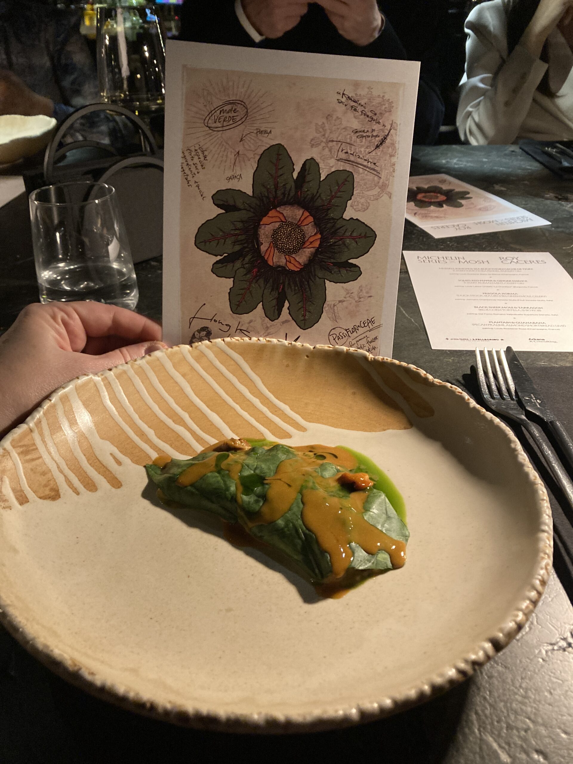 fregola xorma cu supă de rață și arici de mare, servită cu cartolină ilustrată la Mosh