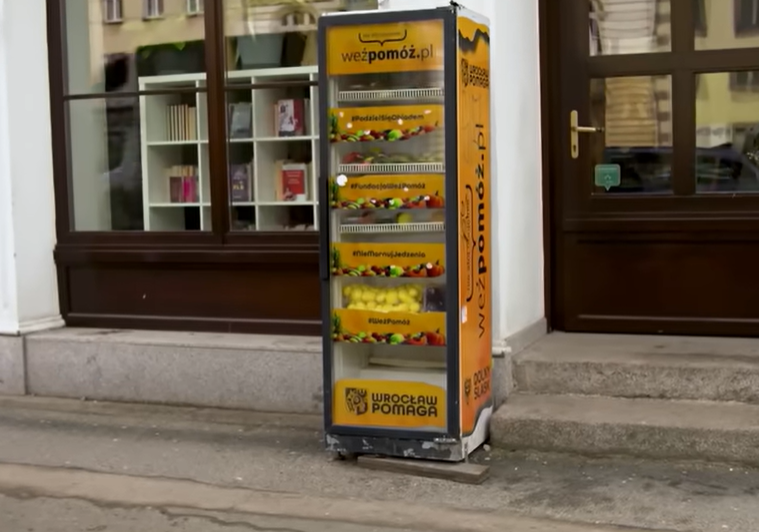 risipa-alimentara-frigidere-comunitare-polonia-wroclaw-ajutor-social-donatii-alimente-gratuite-initiative-locale-comunitate-sustenabilitate