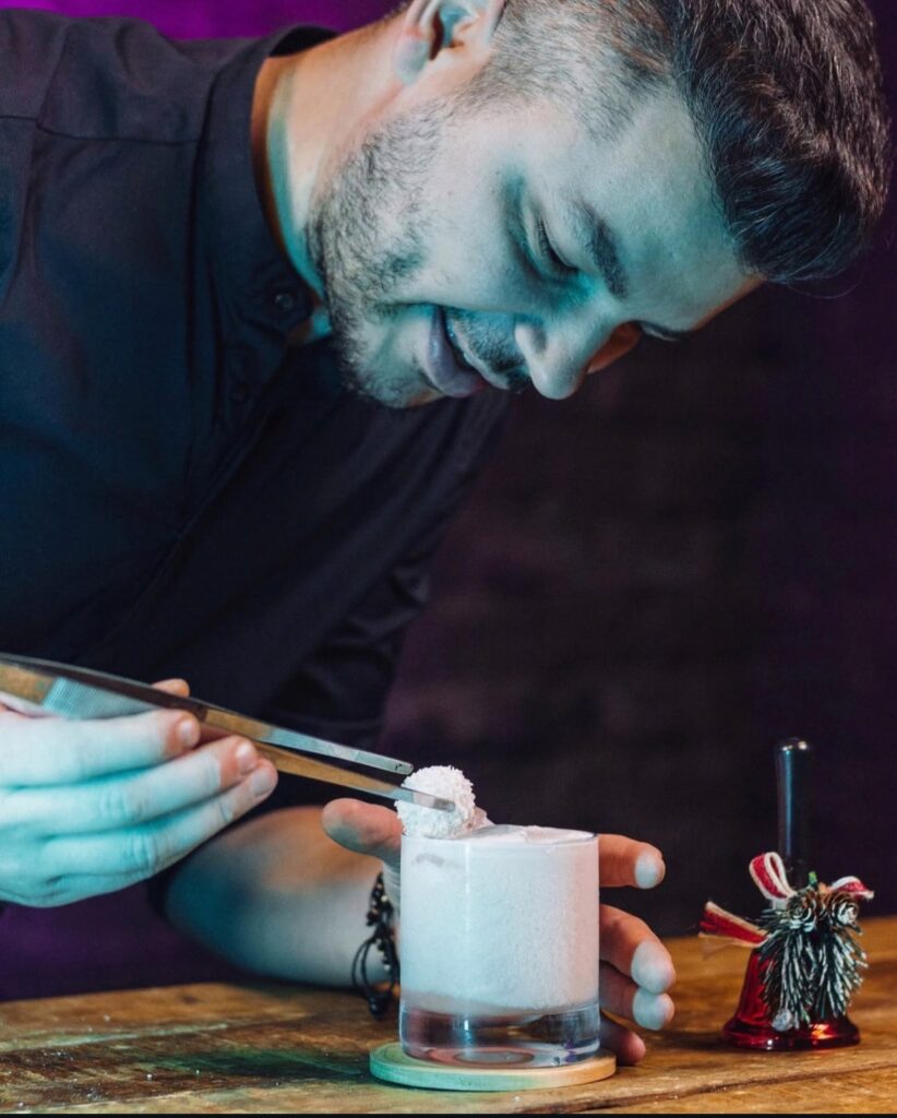 bartending - flair bartending - Valentin Luca - cocktailuri - mixologie - cultura cocktailurilor - barman profesionist - rețete cocktailuri - tehnici bartending - cocktailuri acasă