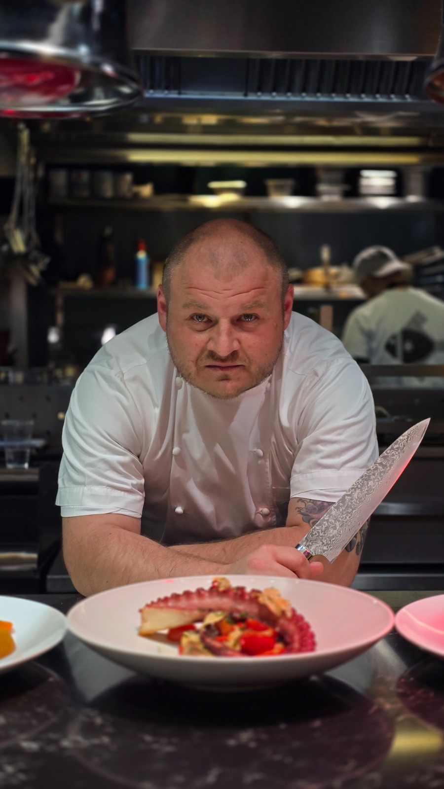 Chef Radu Gherghelucă în bucătărie, după experiența în restaurante Michelin din Londra și Dubai