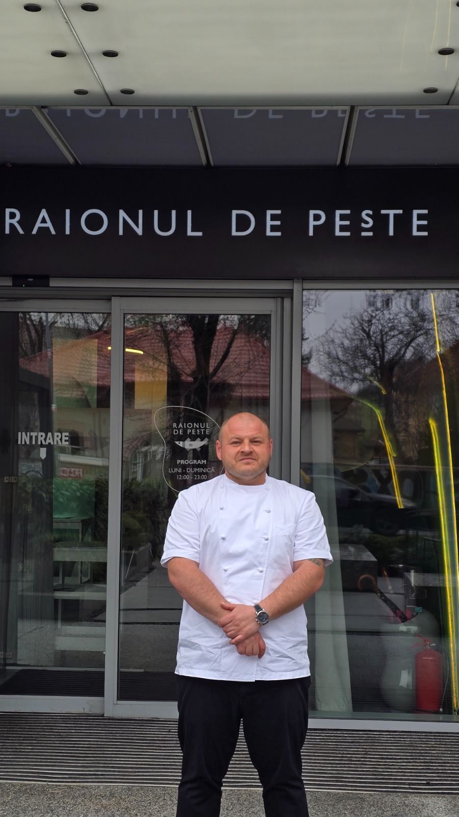 Chef Radu Gherghelucă în fața restaurantului Raionul de Pește, parte din Stadio Hospitality Concepts