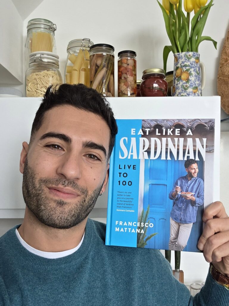 sardinia-blue-zone-longevitate-alimentatie-sanatoasa-dieta-mediteraneana-francesco-mattana-vin-cannonau-legume-de-sezon-microbiom-stil-de-viata