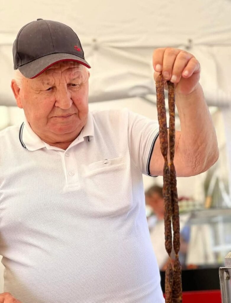 nea-ticu-carnati-de-plescoi-bacania-lu-nea-ticu-traditii-culinare-produse-traditionale-gastronomie-romaneasca-buzau-producatori-locali-carne-artizanala-carnatar-retete-de-familie-afaceri-de-familie-comunitati-rurale-mestesuguri-traditionale-patrimoniu-gastronomic-satul-romanesc-pastrama-de-oaie-productie-artizanala