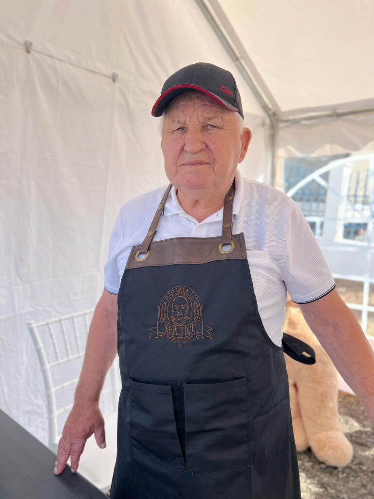 nea-ticu-carnati-de-plescoi-bacania-lu-nea-ticu-traditii-culinare-produse-traditionale-gastronomie-romaneasca-buzau-producatori-locali-carne-artizanala-carnatar-retete-de-familie-afaceri-de-familie-comunitati-rurale-mestesuguri-traditionale-patrimoniu-gastronomic-satul-romanesc-pastrama-de-oaie-productie-artizanala