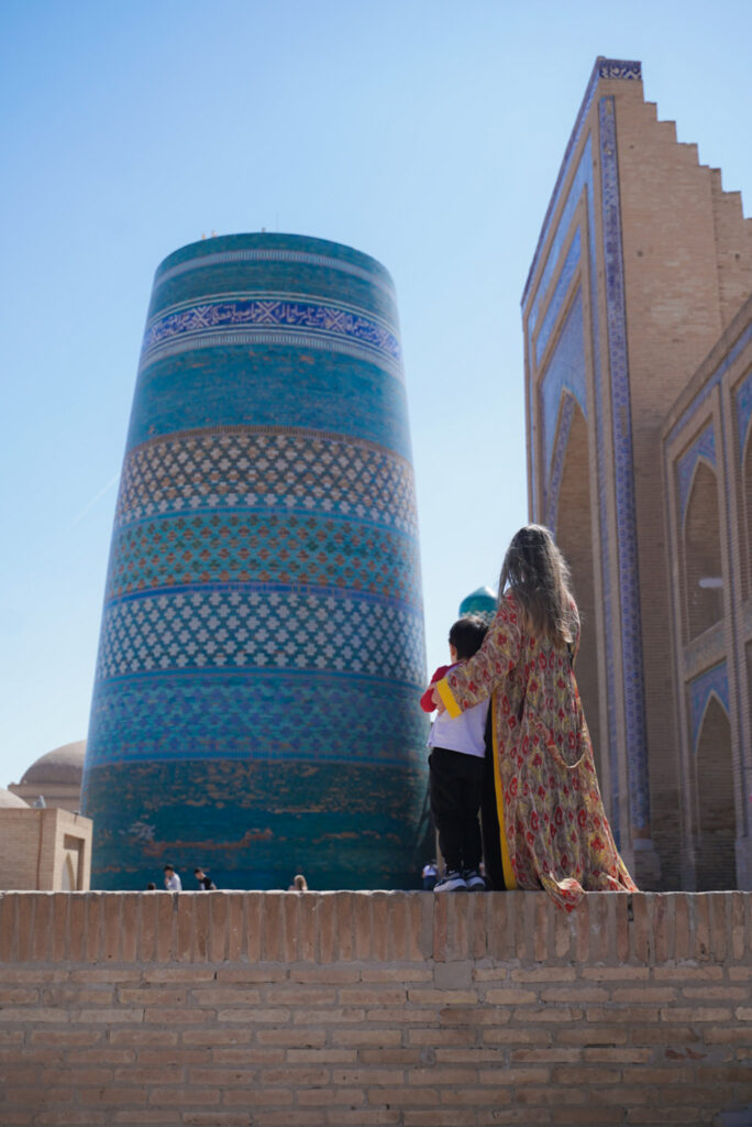 uzbekistan-bucatarie-uzbeca-drumul-matasii-stamp-on-the-passport-roxana-grigorescu-costin-nicolae-plov-non-shashlik-somsa-lagman-gastronomie-internationala-calatorii-culinare-asia-centrala-samarkand-bukhara-taskent-street-food-traditii-culinare-destinatii-gastronomice-turism-gastronomic