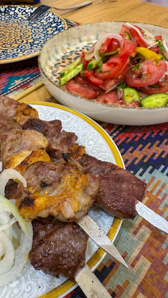 uzbekistan-bucatarie-uzbeca-drumul-matasii-stamp-on-the-passport-roxana-grigorescu-costin-nicolae-plov-non-shashlik-somsa-lagman-gastronomie-internationala-calatorii-culinare-asia-centrala-samarkand-bukhara-taskent-street-food-traditii-culinare-destinatii-gastronomice-turism-gastronomic