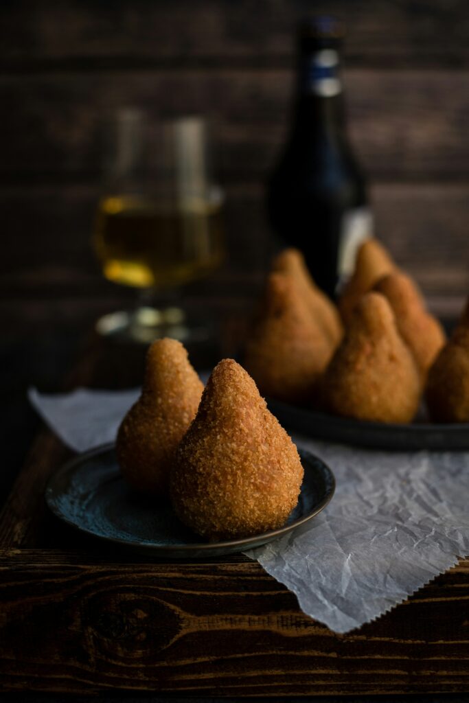 arancini-arancini-sicilieni-bile-de-orez-reteta-italiana-bucatarie-italiana-sicilia-street-food-italian-mozzarella-orez-arborio-aperitiv-italian-gustari-italiene-mancare-traditionala-italiana-retete-cu-orez-preparate-siciliene-gastronomia-italiei-mancare-mediteraneana