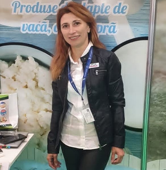 Mirela Andrei, administratorul brandului de dulcețuri Bunătăți din Pleșești, la un eveniment din industria laptelui