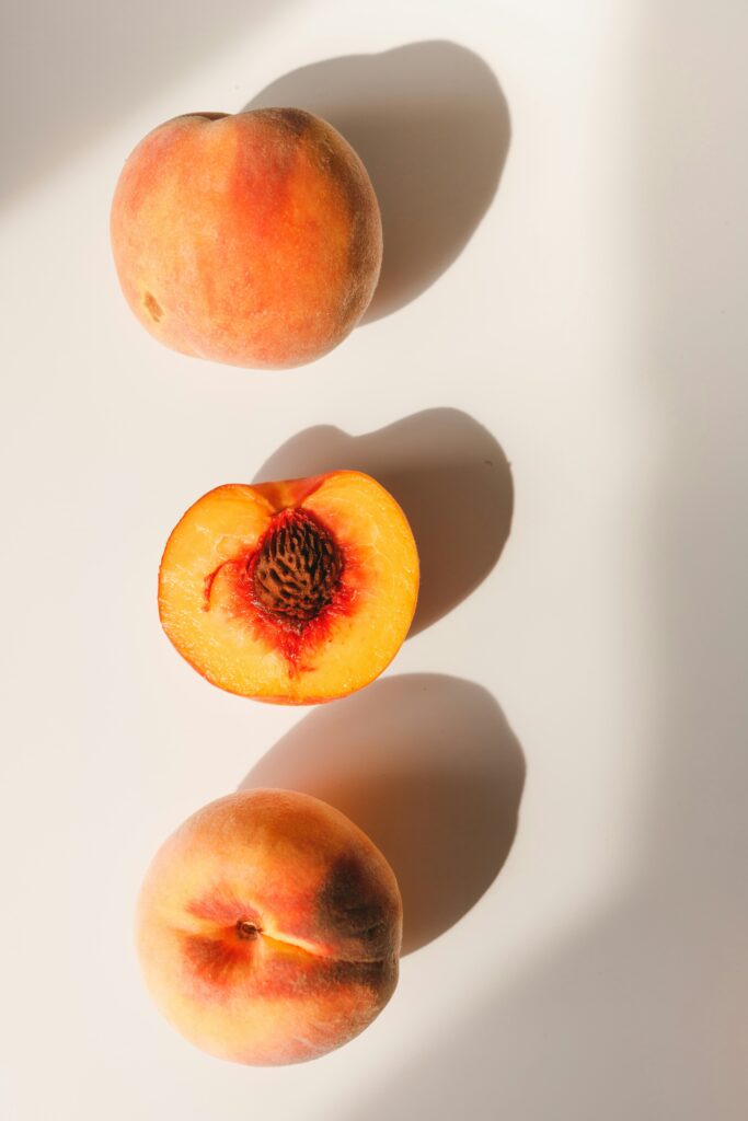 piersici-cum-alegi-piersicile-piersici-dulci-piersici-coapte-fructe-de-sezon-cumparaturi-supermarket-sfaturi-alimentatie-fermieri-pearson-farm