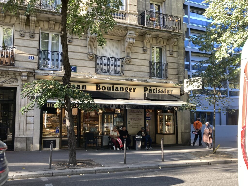 ANALIZĂ | De ce francezii au brutării la fiecare colț de stradă, iar românii au farmacii
