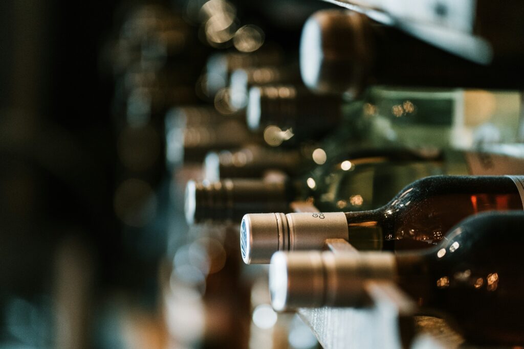 Furt de aproape 40.000 de lei dintr-un beci: 332 de sticle de vin de colecție, furate în mai multe rânduri