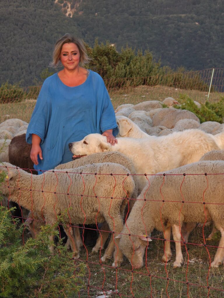 silvia-bonomi rasa-sopravissana oi-pe-cale-de-disparitie cutremure-italia-2016 ussita-regiunea-marche cresterea-oilor traditii-rurale-italia