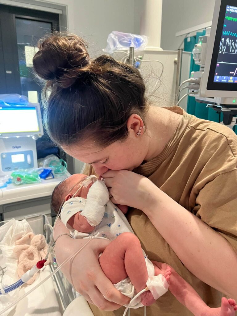 mama-refuzata-mancare bebelus-internat spital-marea-britanie alaptare-lapte-praf costuri-spitalizare sophie-price