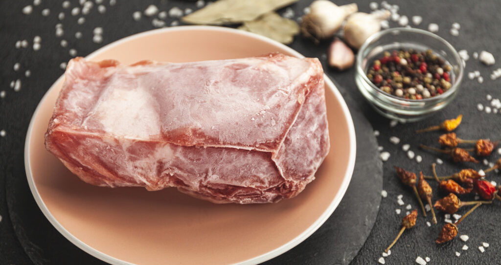 Ai lăsat carnea congelată pe blat? După cât timp trebuie să o arunci / Care sunt metodele sigure pentru a decongela carnea