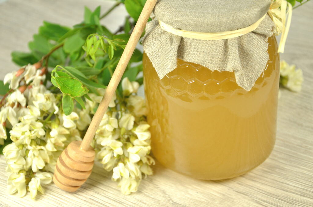 Mierea de salcâm a revenit în piețe, dar apicultorii avertizează: „Vom avea o iarnă foarte dificilă” Cât costă kilogramul