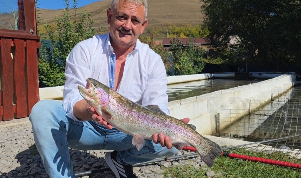 Pasiunea pentru pescuit, transformată într-o afacere de familie la Dârlos / Ovidiu Farcaș crește pește, coace pâine și gătește pentru turiști chiar lângă lac