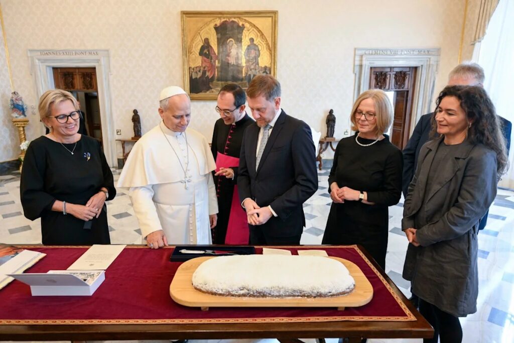 Stollen de patru kilograme, transportat cu mașina până la Vatican / Prăjitura tradițională germană era prea fragilă pentru avion
